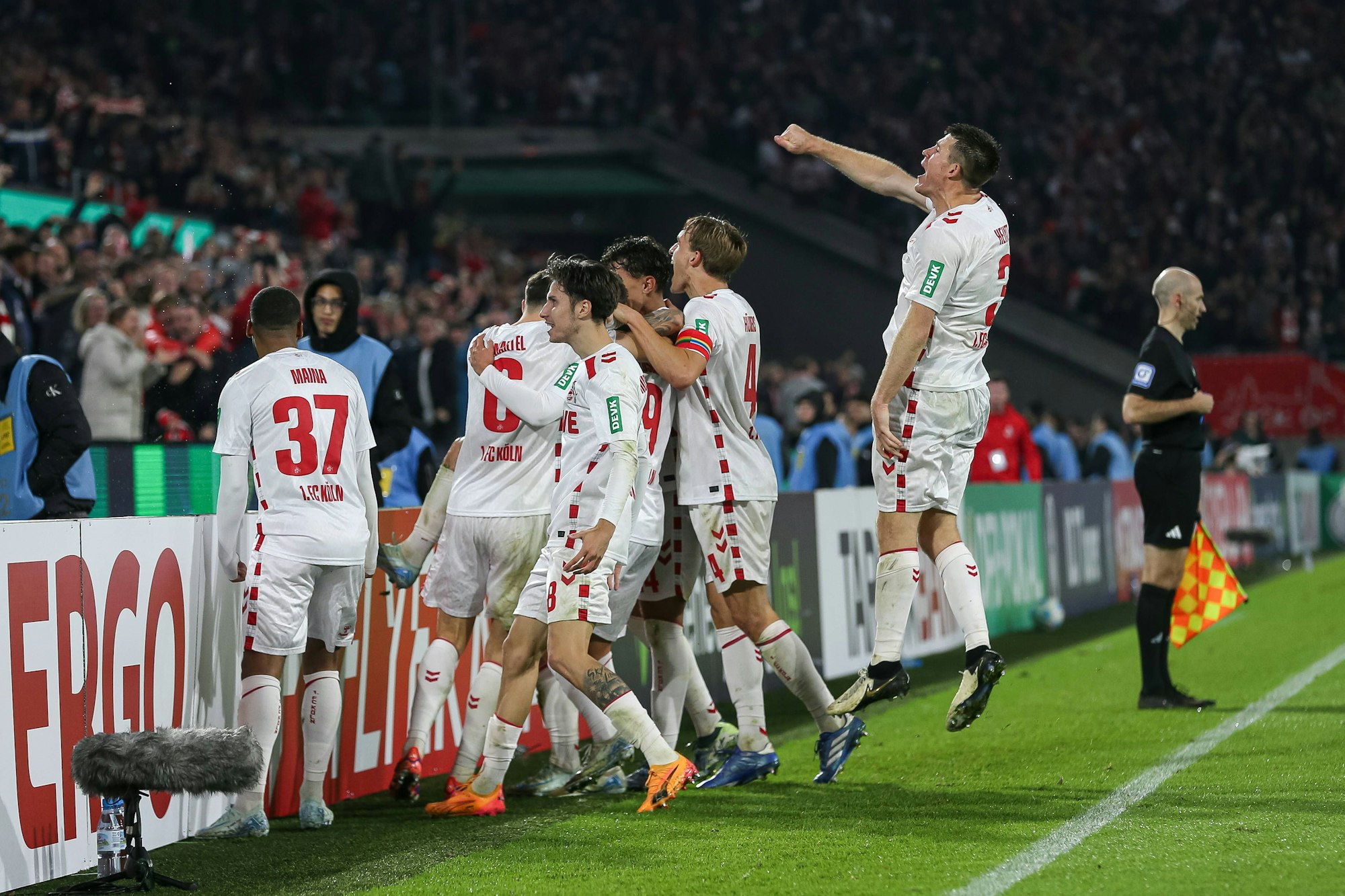 Die Spieler des 1. FC Köln jubeln nach Luca Waldschmidts Treffer zum 2:0.