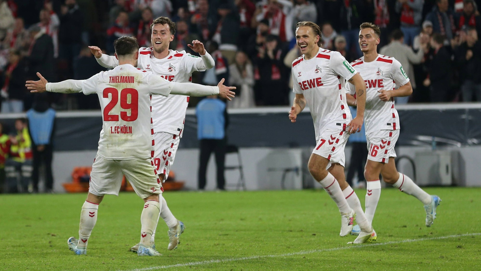 Jubel beim 1. FC Köln: Nach dem 3:0 durch Luca Waldschmidt steht der Pokalerfolg gegen Holstein Kiel fest.