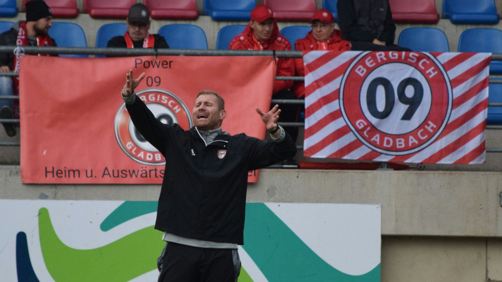 Lukas Sinkiewicz coacht das Team an der Seitenlinie