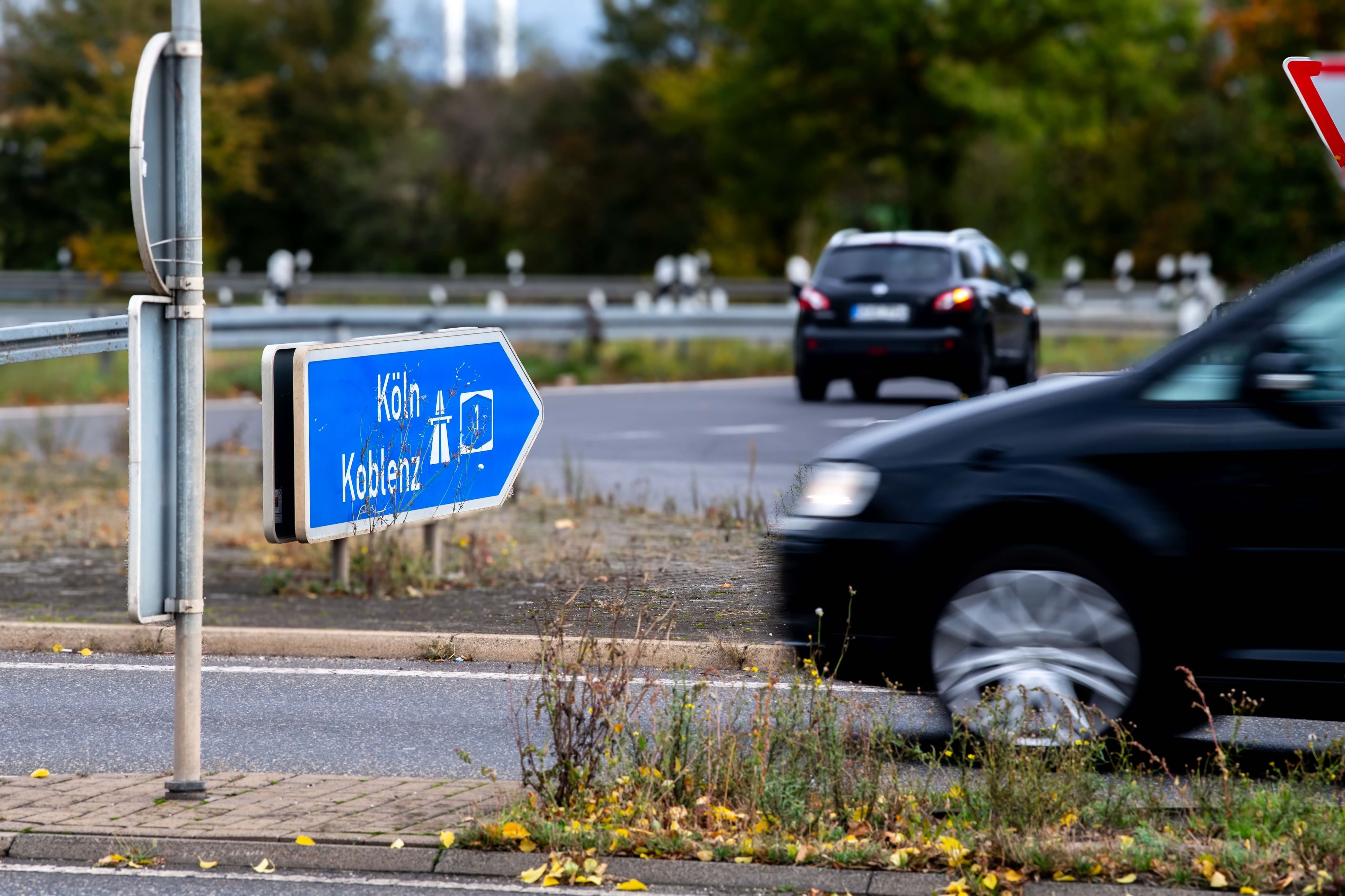 Ein Auto fährt an der Anschlussstelle der A1 Euskirchen-Frauenberg auf die Autobahn in Rirchtung Köln/Koblenz