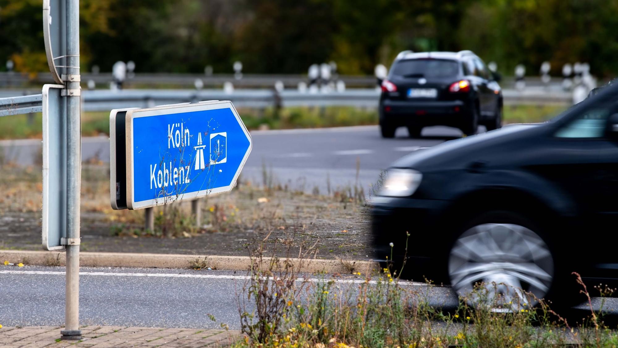Ein Auto fährt an der Anschlussstelle der A1 Euskirchen-Frauenberg auf die Autobahn in Rirchtung Köln/Koblenz