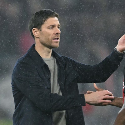 Gratuliert Nordi Mukiele für ein starkes Spiel: Bayer-Trainer Xabi Alonso