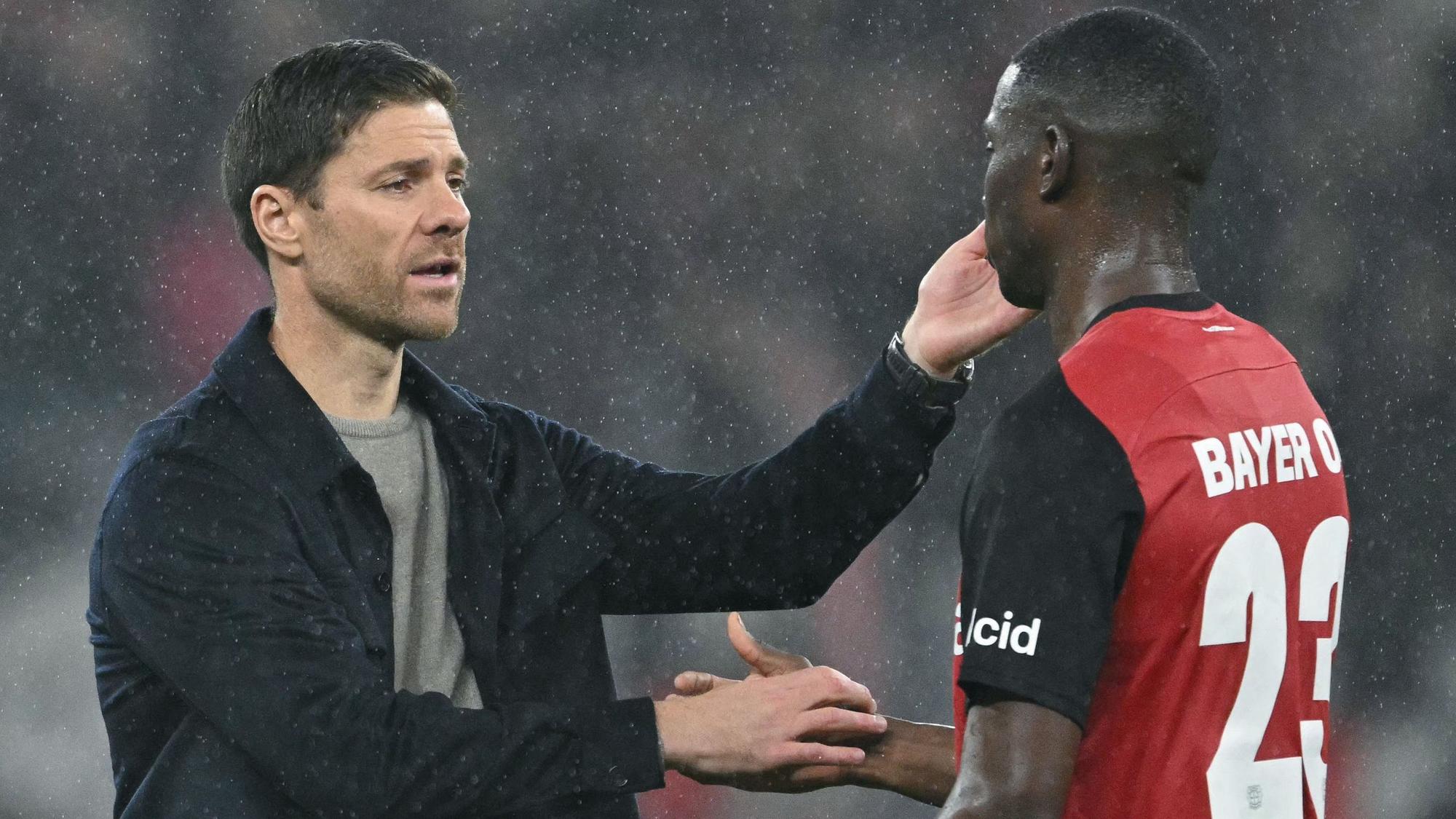 Gratuliert Nordi Mukiele für ein starkes Spiel: Bayer-Trainer Xabi Alonso