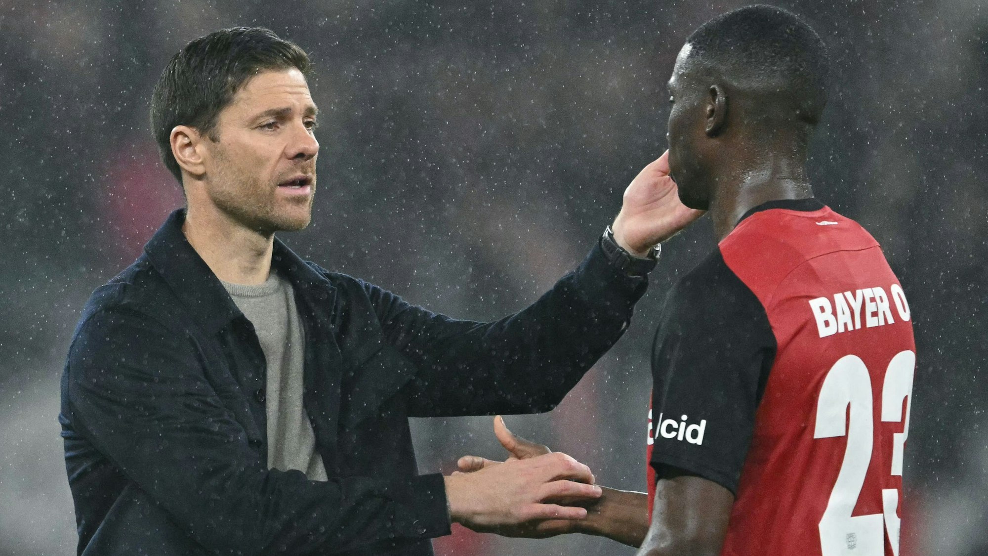 Gratuliert Nordi Mukiele für ein starkes Spiel: Bayer-Trainer Xabi Alonso