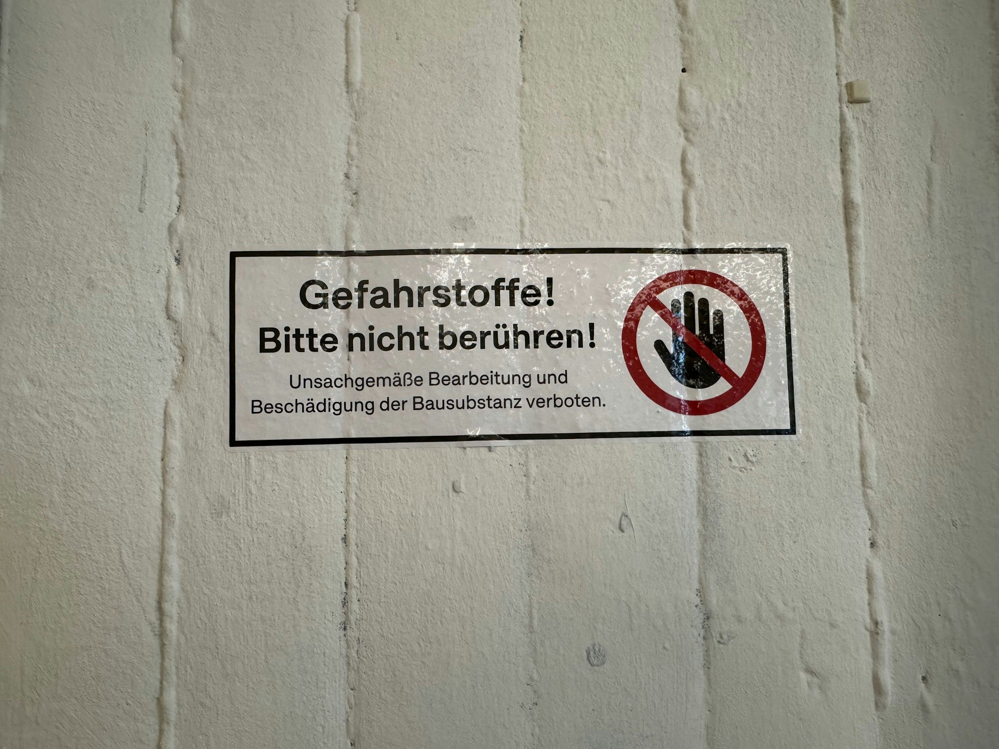 Aufkleber auf einer Klassenwand.