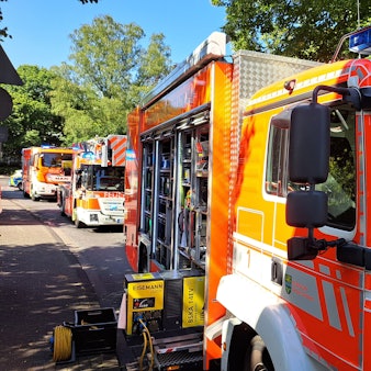 Feuerwehrautos stehen auf einer Straße in Bergisch Gladbach