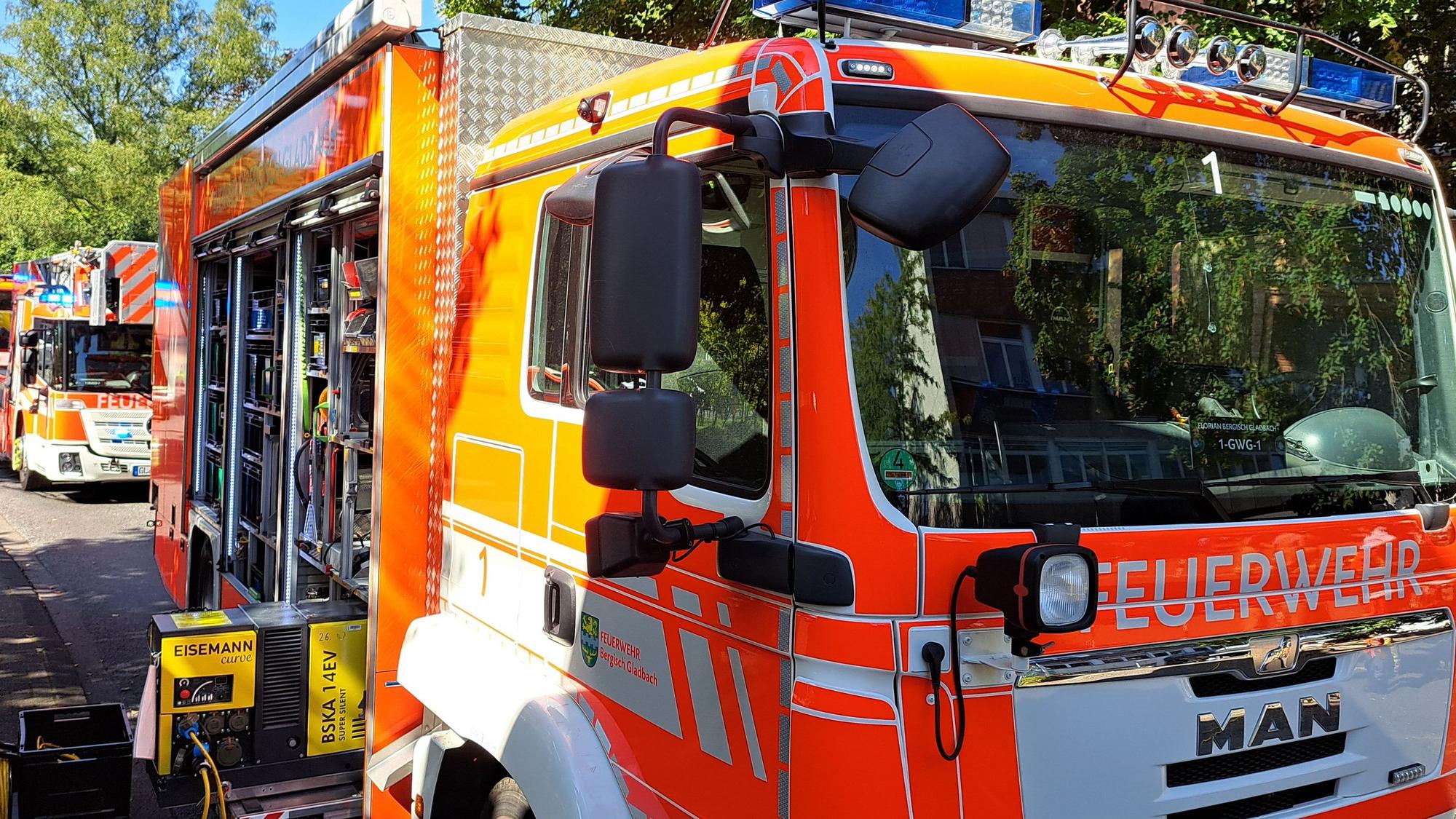 Feuerwehrautos stehen auf einer Straße in Bergisch Gladbach