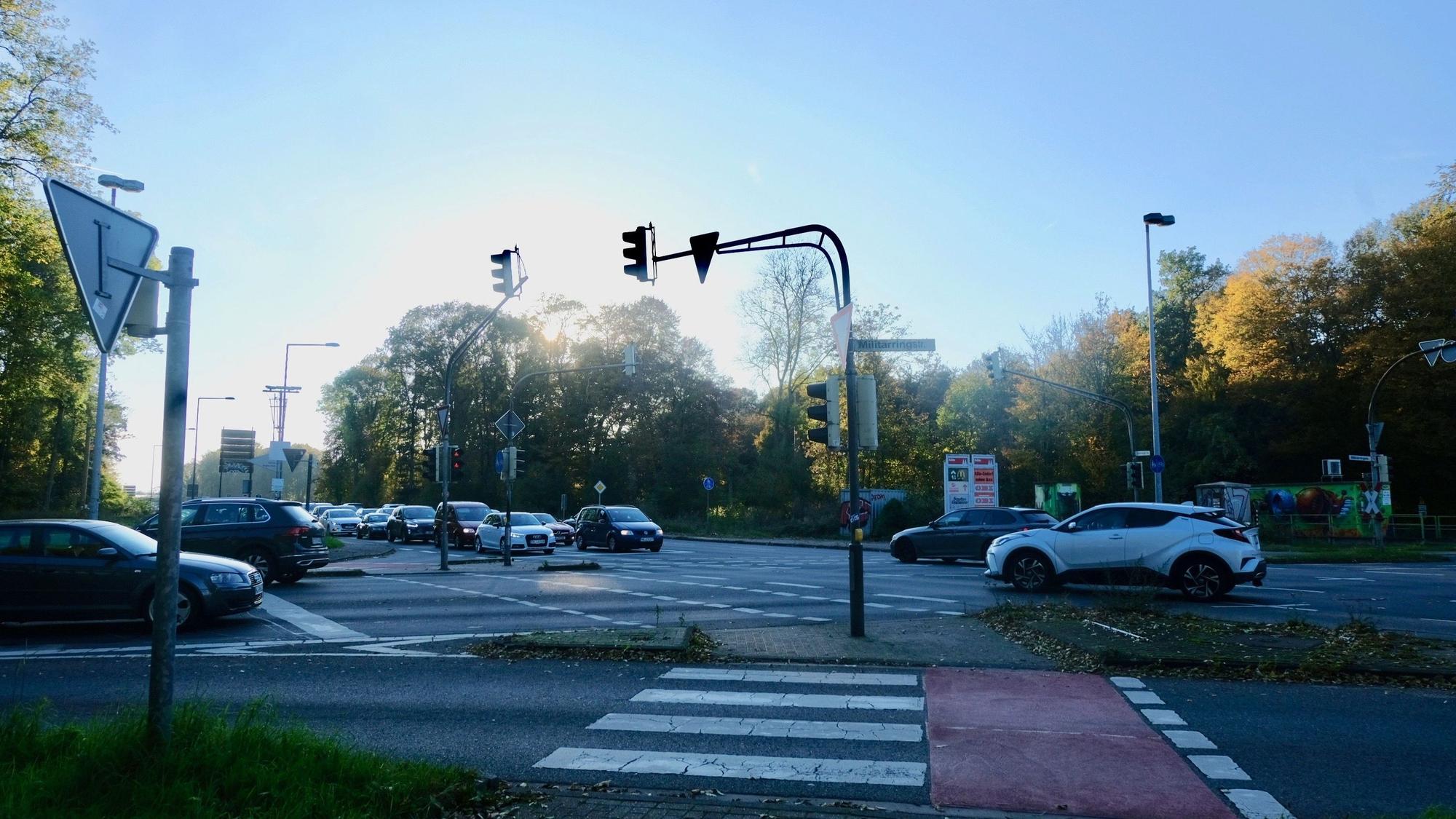 Zu sehen ist die Kreuzung Militärring/Luxemburger Straße.