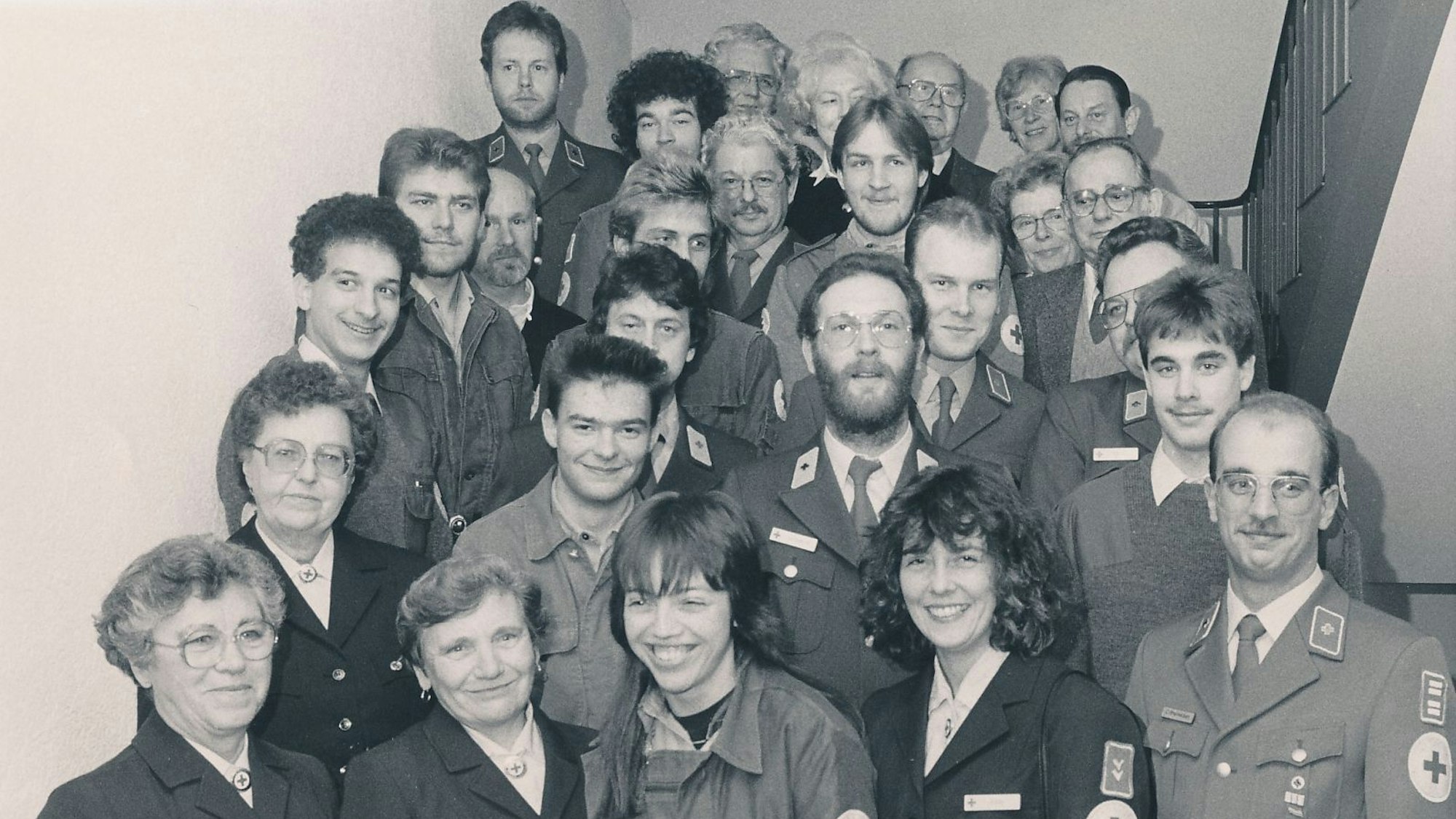 Ein Gruppenfoto von Leverkusener Einsatzkräften des Deutschen Roten Kreuzes aus dem Jahre 1989.