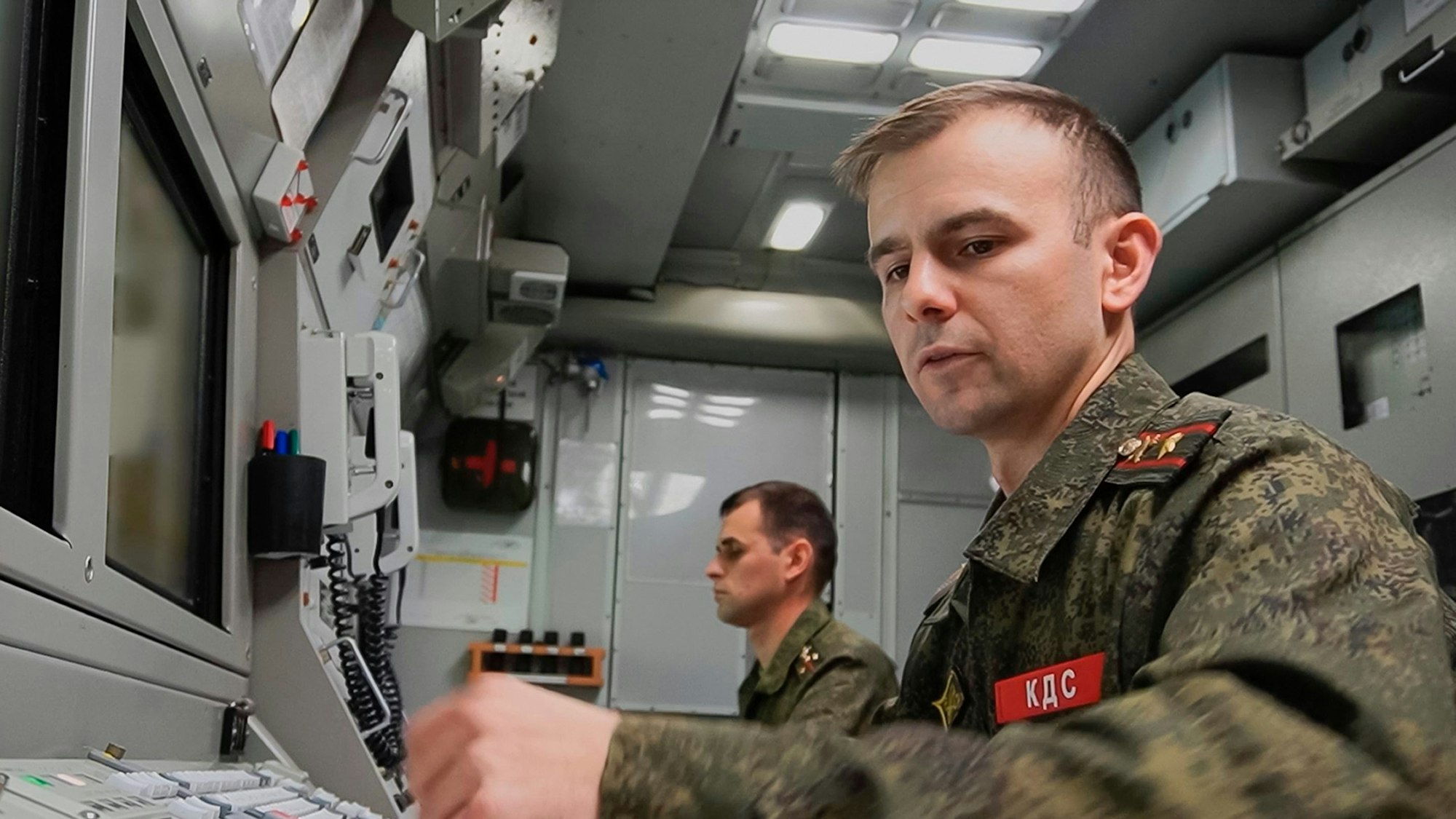 Auf diesem Foto aus einem vom Pressedienst des russischen Verteidigungsministeriums verbreiteten Video kontrollieren russische Militärangehörige den Start einer ballistischen Interkontinentalrakete im Rahmen von Übungen der russischen Atomstreitkräfte.