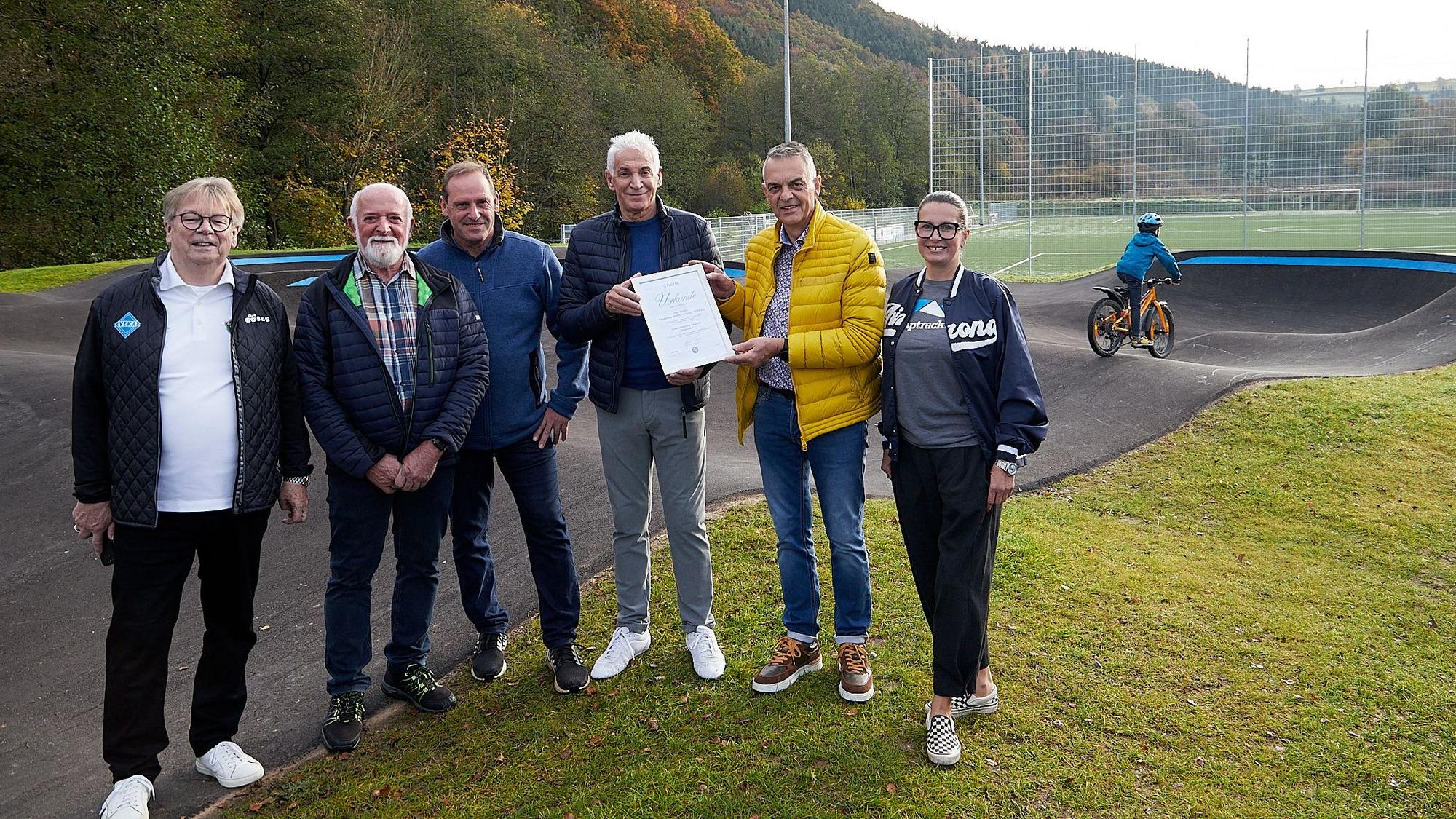 Friedhelm Bröker, Peter Bauer, Roland Kaul, Alexander Steffen, Rudolf Westerburg, Jessy Lübke stehen am neuen Pumptrack.