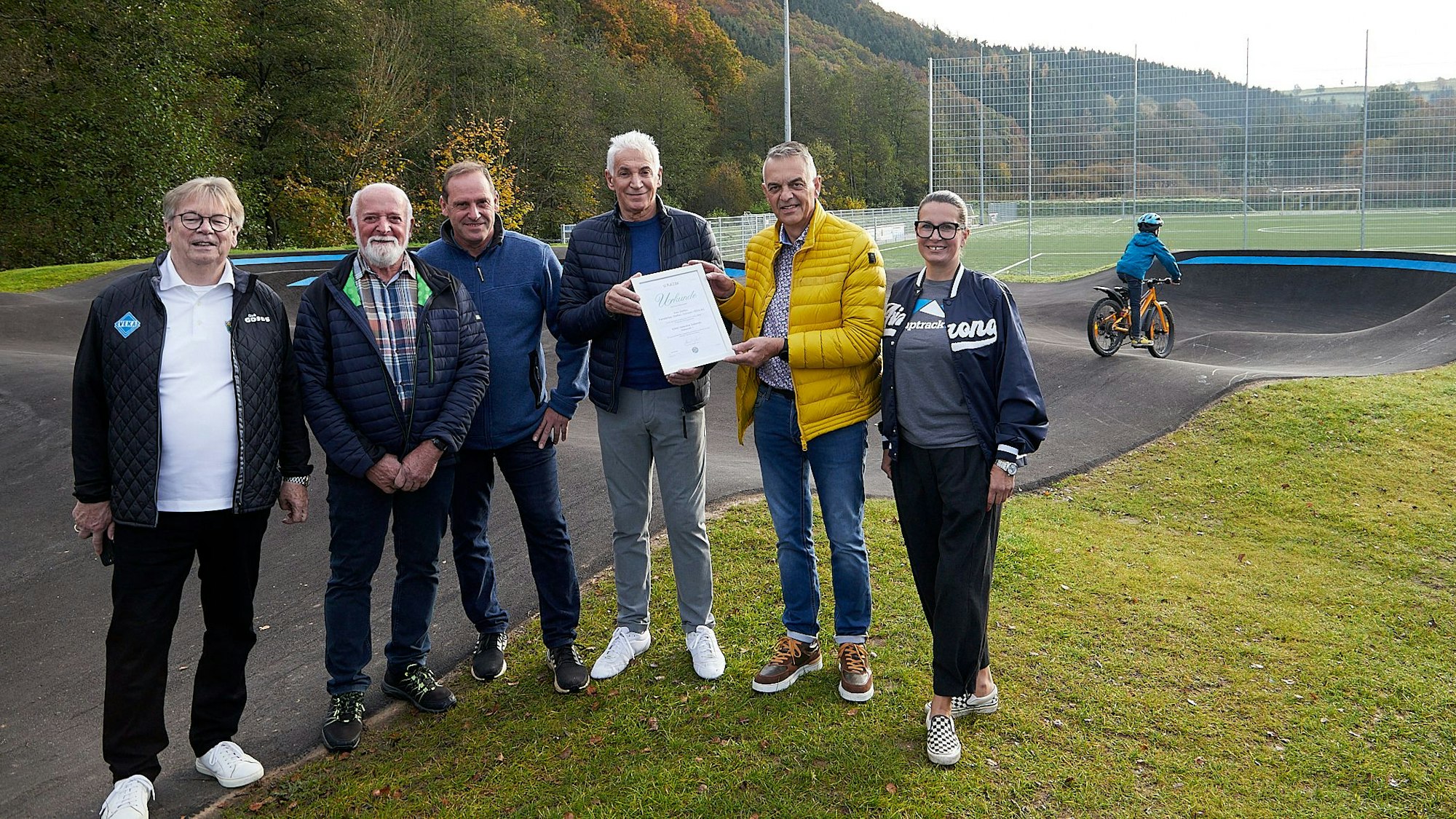 Friedhelm Bröker, Peter Bauer, Roland Kaul, Alexander Steffen, Rudolf Westerburg, Jessy Lübke stehen am neuen Pumptrack.