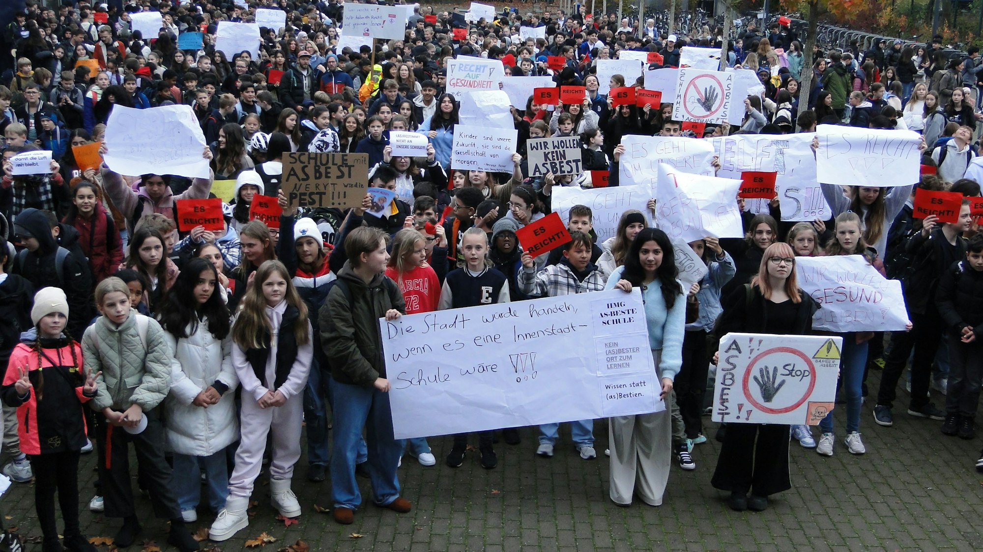 Protestaktion vor dem Heinrich-Mann-Gymnasium.