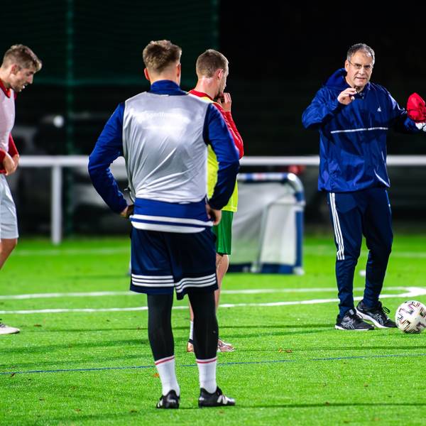 Das Bild zeigt Sötenichs Trainer Markus Sabel während er einigen seiner Spieler während des Trainings eine taktische Anweisung gibt.