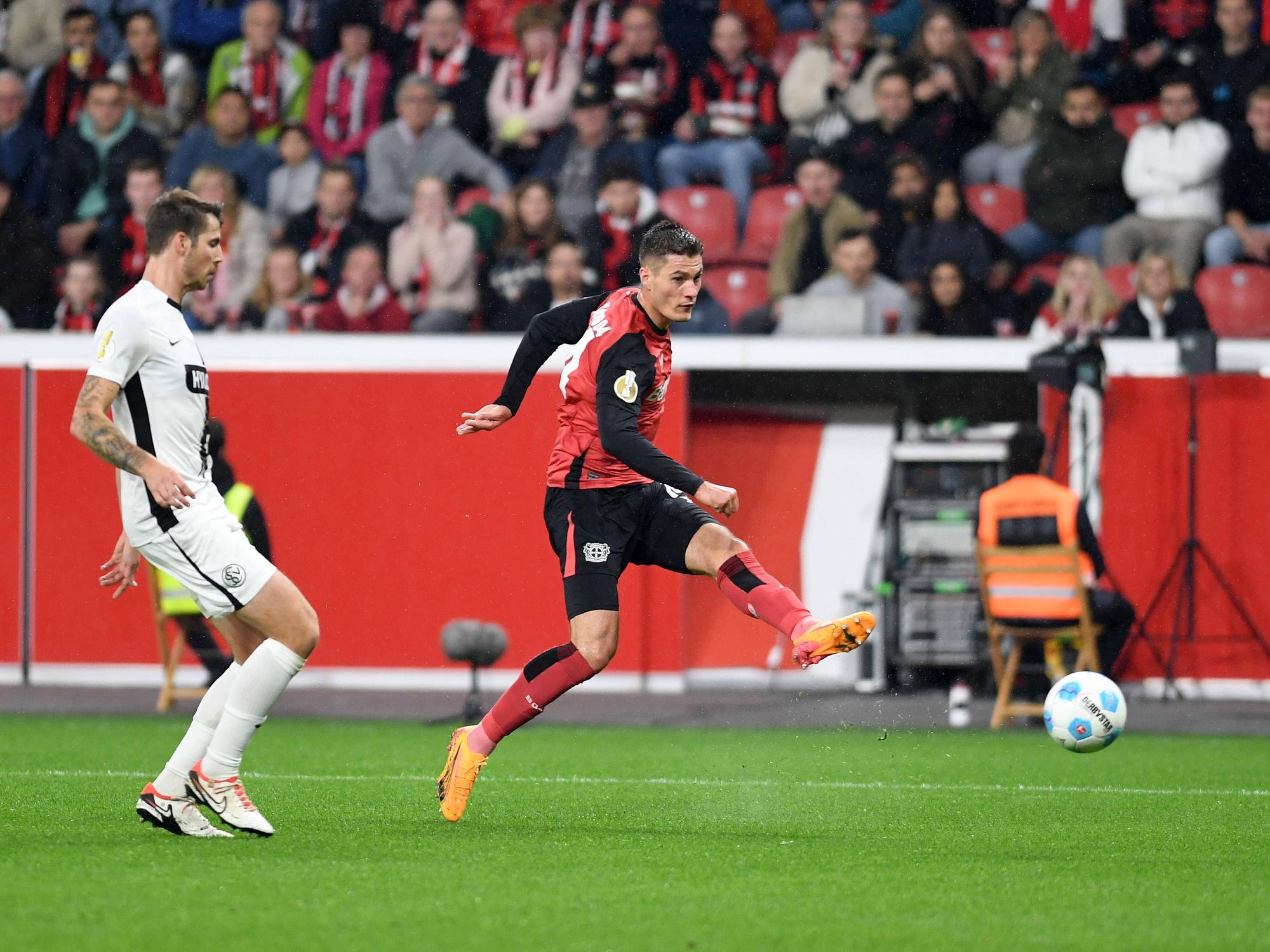 Patrik Schick beim Abschluss: Der Leverkusen-Stürmer traf gegen Elversberg gleich doppelt.