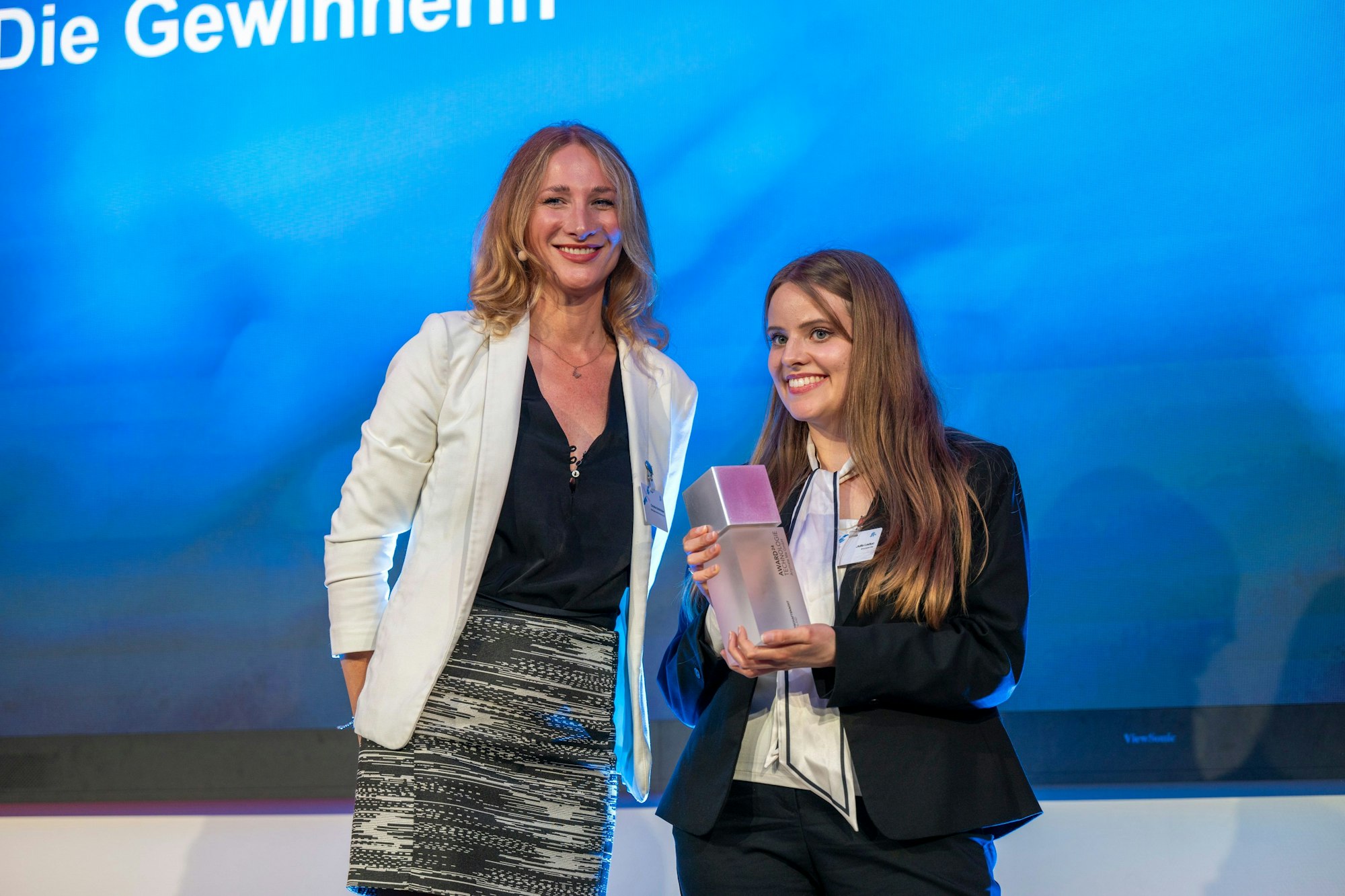 29.10.2024, Köln: WIRTSCHAFTSPREIS RHEINLAND | Kategorie 1: Technologie - Finalisten: Catch GmbH / Evy Solution GmbH
Gewinnerin: Anymate Me GmbH
Laudatorin: Christine Schönfelder, CPO Geschäftsführerin KStA Digitale Medien Gmbh und Julia Leduc. Wirtschaftsnacht Rheinland 2024 Foto: Uwe Weiser