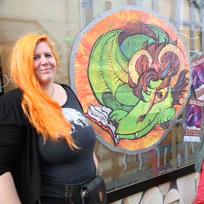 Anna Thinius (rechts) hat einen Drachen für das Mittelalter-Geschäft von Talena Rheingold gestaltet, das Schaufenster war eingeschlagen worden.