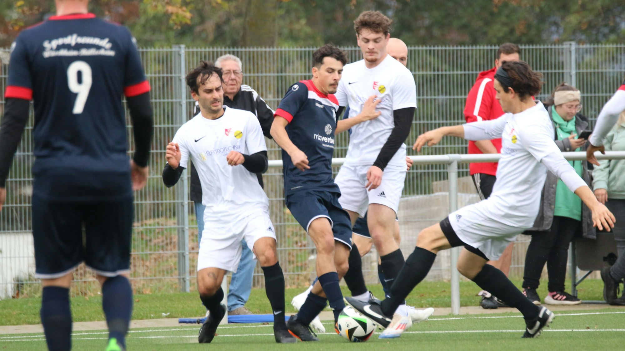 Das Bild zeigt einen Zweikampf an der Seitenlinie des Kreisliga-B-Spiels.