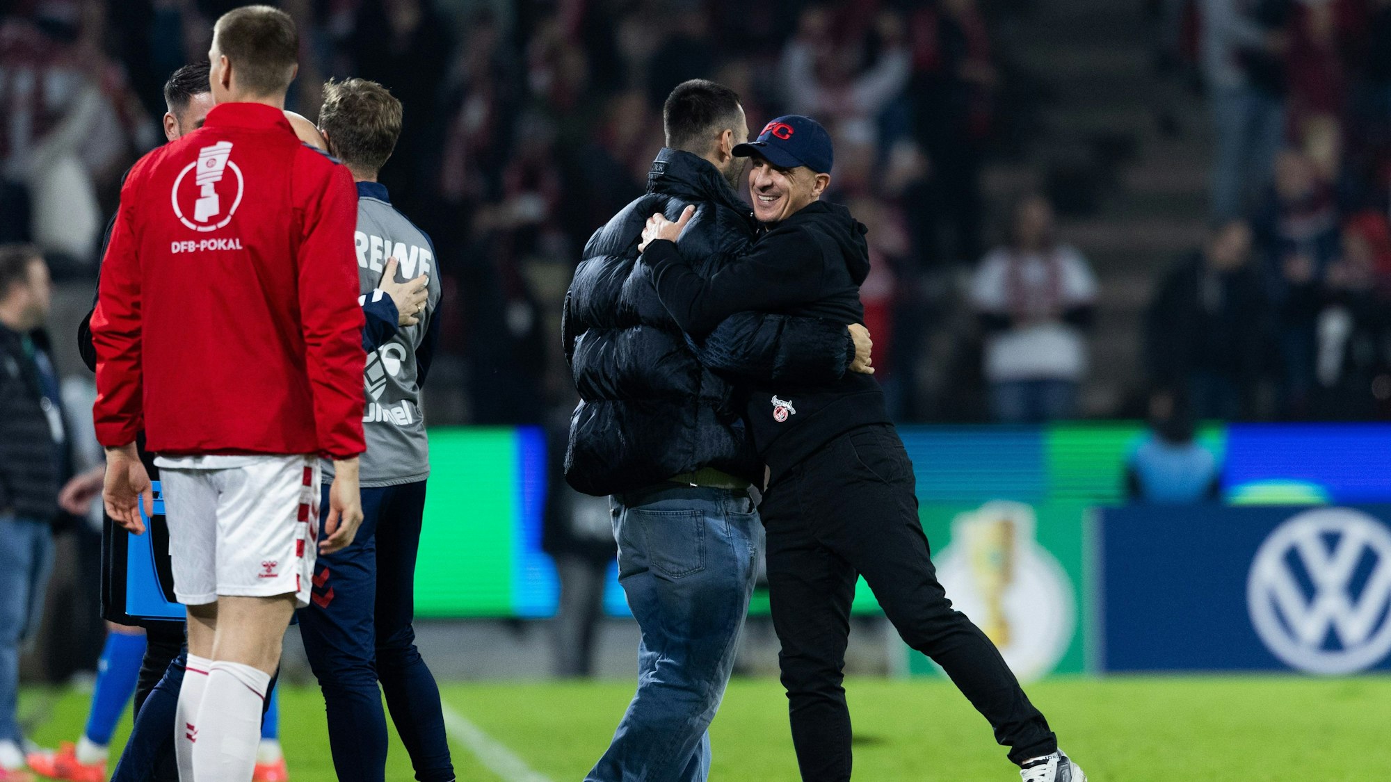 Kölns Trainer Gerhard Struber freut sich nach dem Spiel.