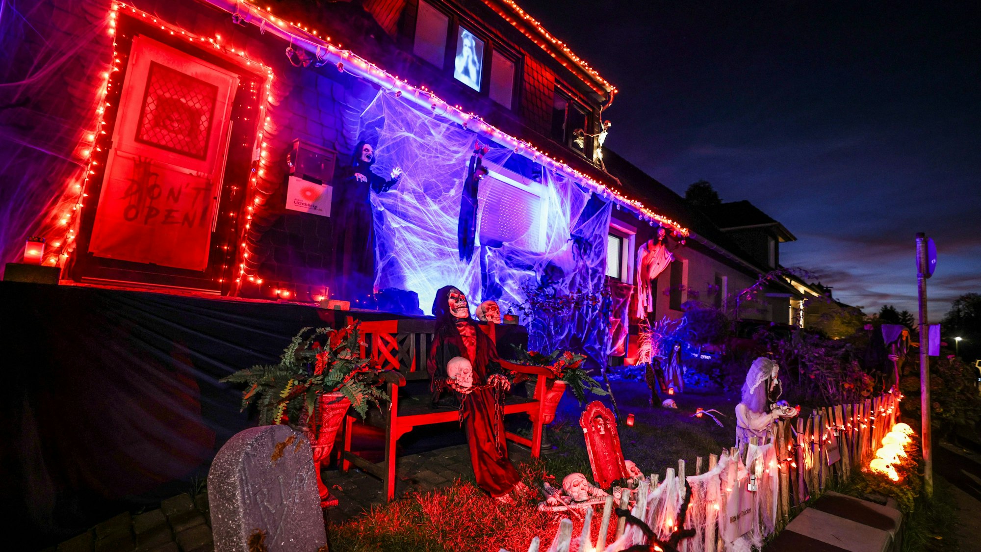 Mettmann: Im Vorgarten von dem Halloween-Grusel-Haus sind Grabsteine, gruselige Figuren und Plastikknochen zu sehen.