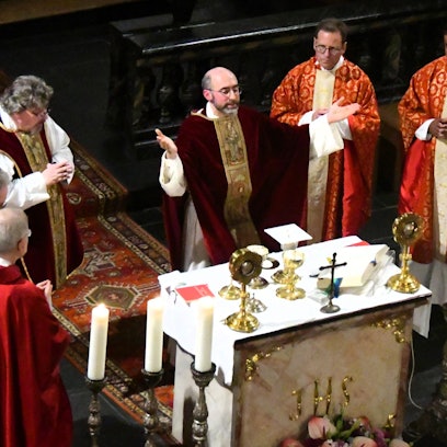 Das Bild zeigt einen Moment der Primiz am Altar.