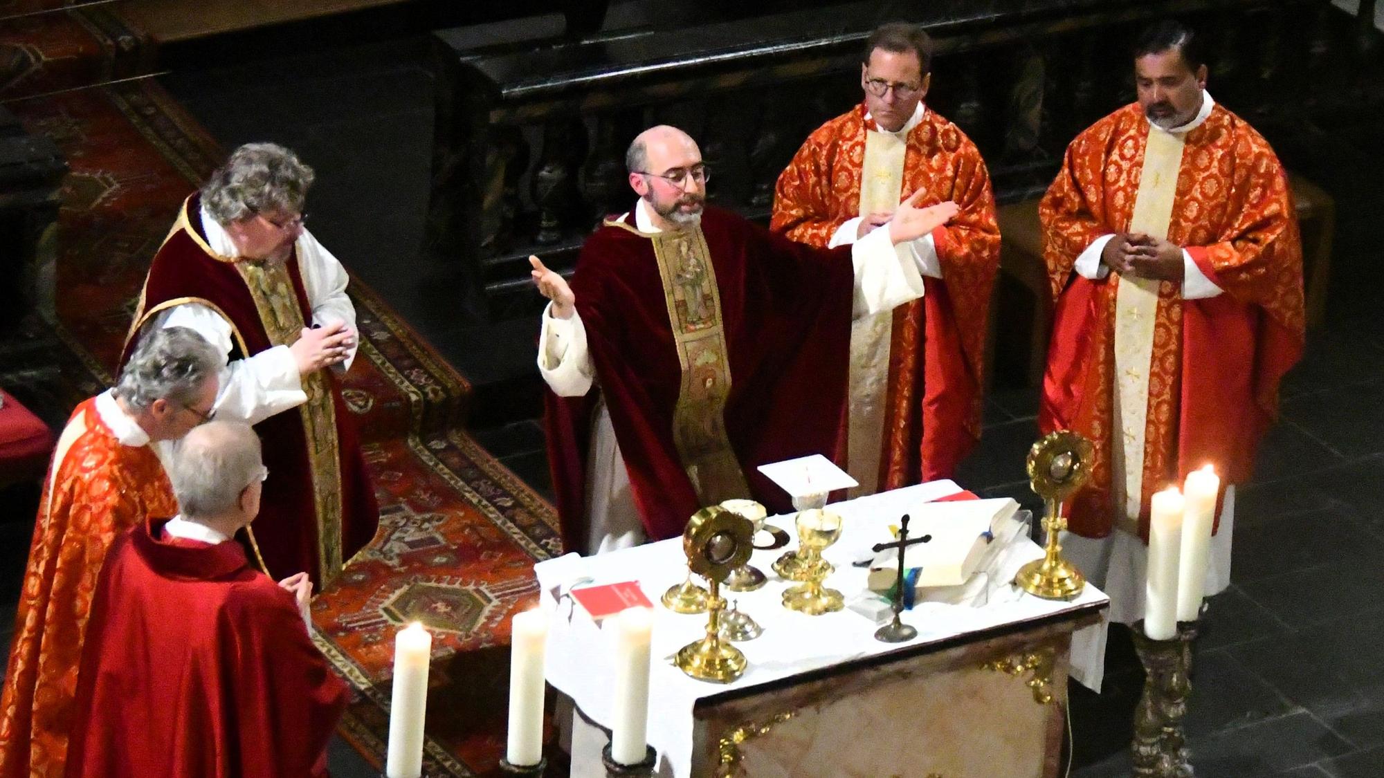 Das Bild zeigt einen Moment der Primiz am Altar.