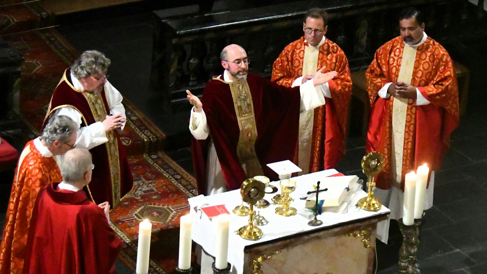Das Bild zeigt einen Moment der Primiz am Altar.