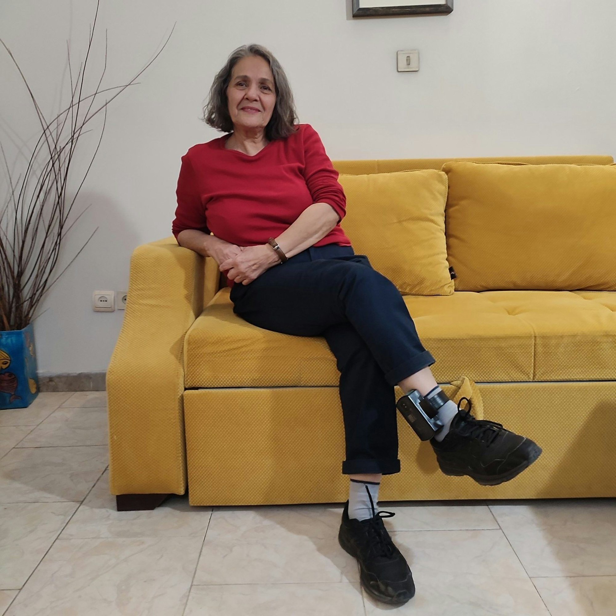 Das Bild zeigt die Deutsch-Iranerin Nahid Taghavi mit Fußfessel nach ihrer vorübergehenden Freilassung aus dem berüchtigten Ewin-Gefängnis in Teheran.