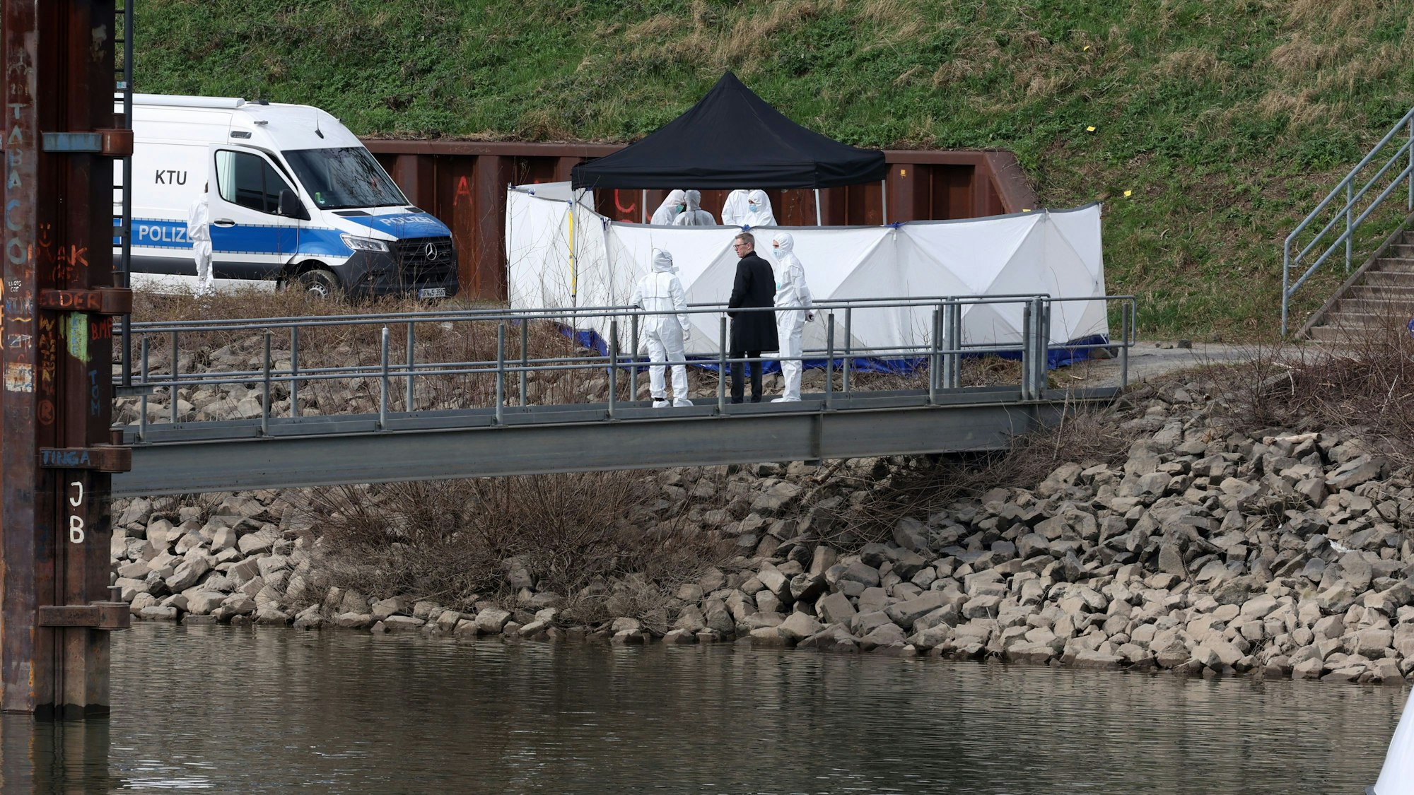 Ermittler im März 2024 bei der Spurensicherung am Tatort im Mülheimer Hafen.