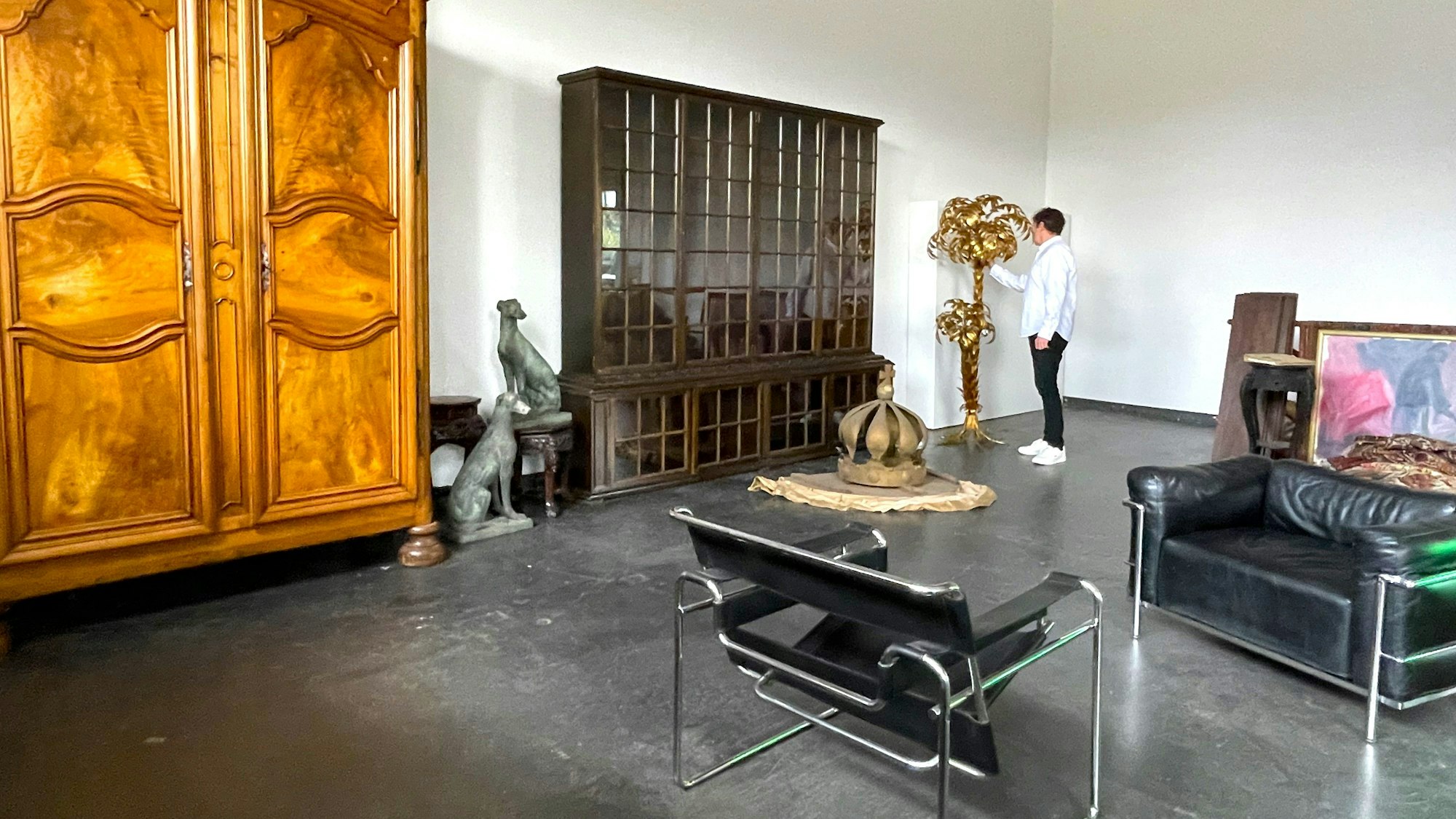 Thomas Dyck mag moderne Designerklassiker, er steht an der Palmenleuchte von Hans Kögel, im Vordergrund ein Le Corbusier Sessel und ein Wassily Chair.