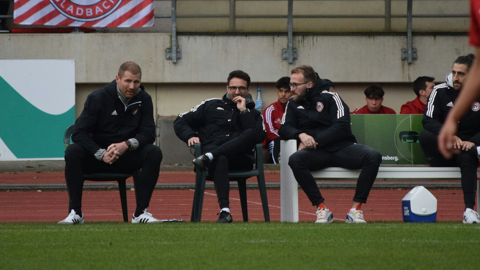 Trainer Lukas Sinkiewicz, Co-Trainer Gino Baudri und Sportdirektor Chris Schlösser (von links) beratschlagen auf der Trainerbank.