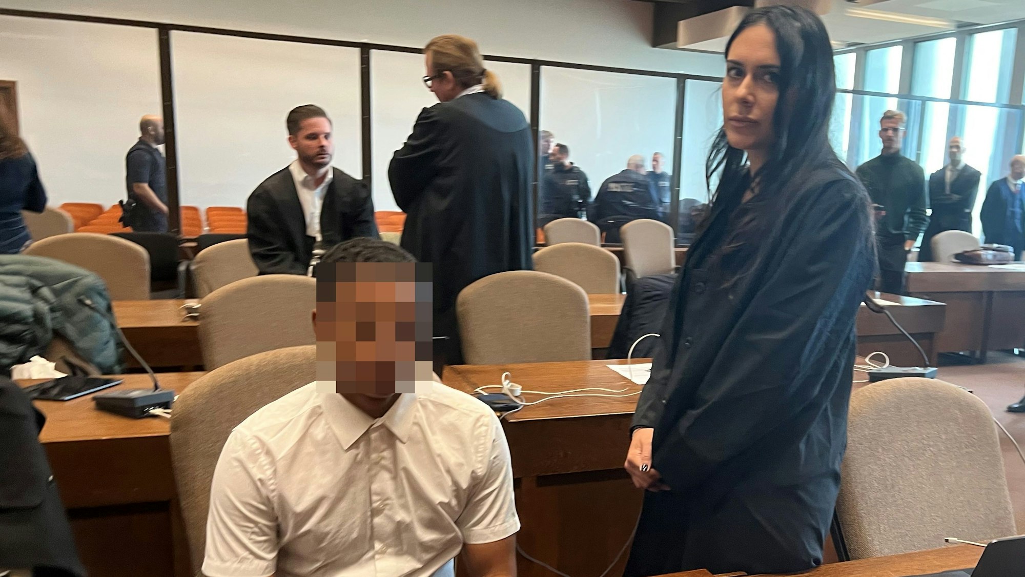 Der Angeklagte Joshua M. (19) mit seiner Verteidigerin Pantea Farahzadi im Kölner Landgericht