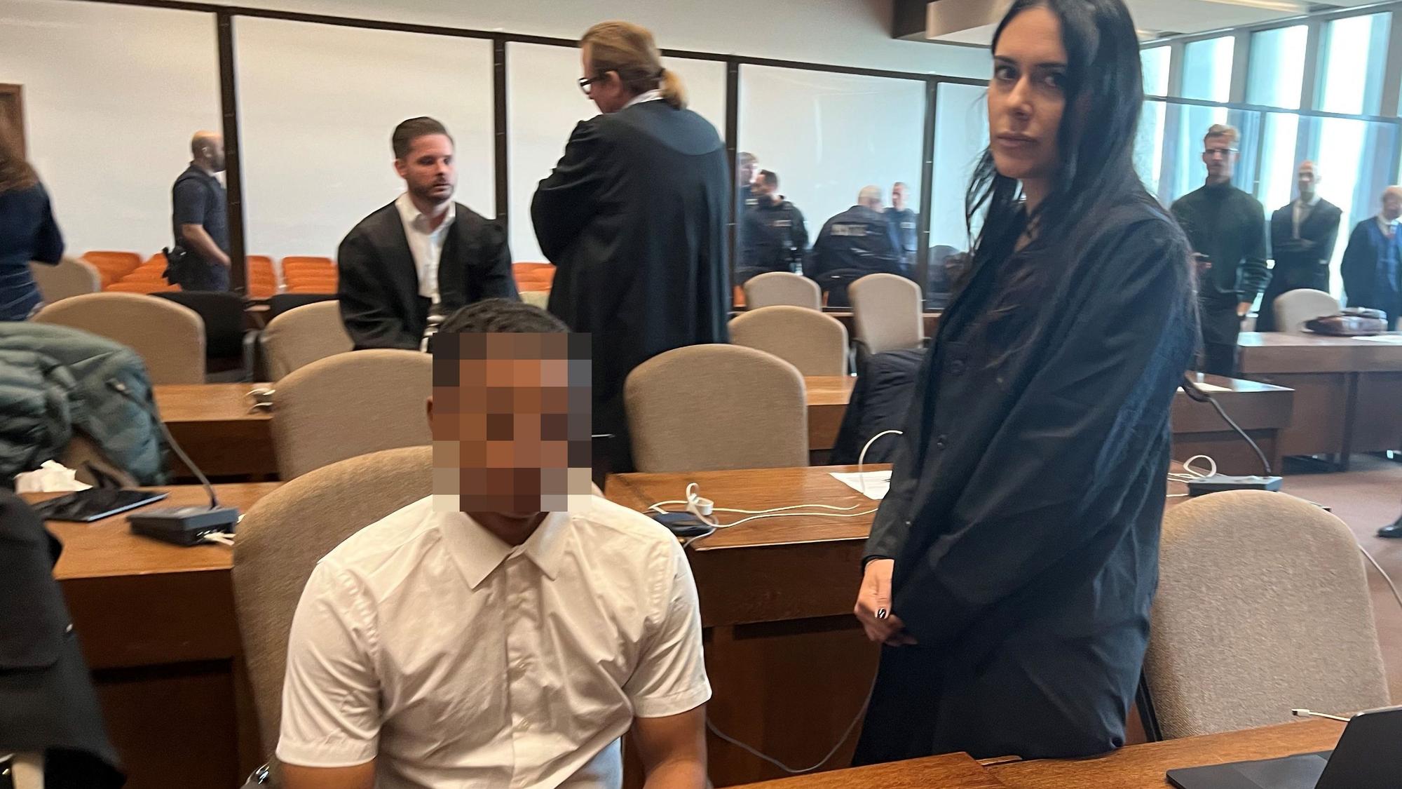 Der Angeklagte Joshua M. (19) mit seiner Verteidigerin Pantea Farahzadi im Kölner Landgericht