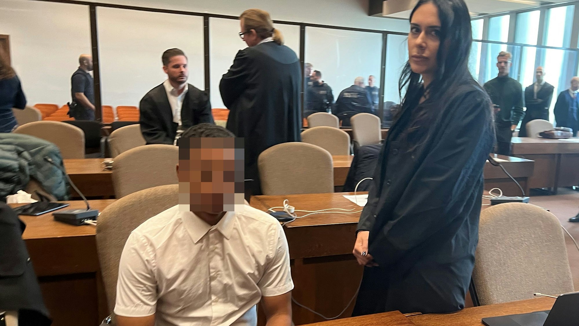 Der Angeklagte Joshua M. (19) mit seiner Verteidigerin Pantea Farahzadi im Kölner Landgericht