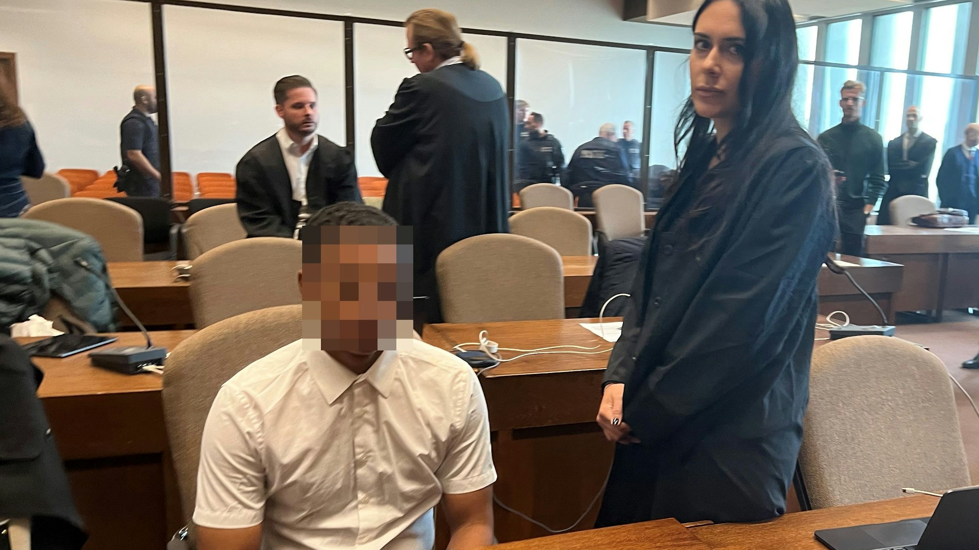 Der Angeklagte Joshua M. (19) mit seiner Verteidigerin Pantea Farahzadi im Kölner Landgericht