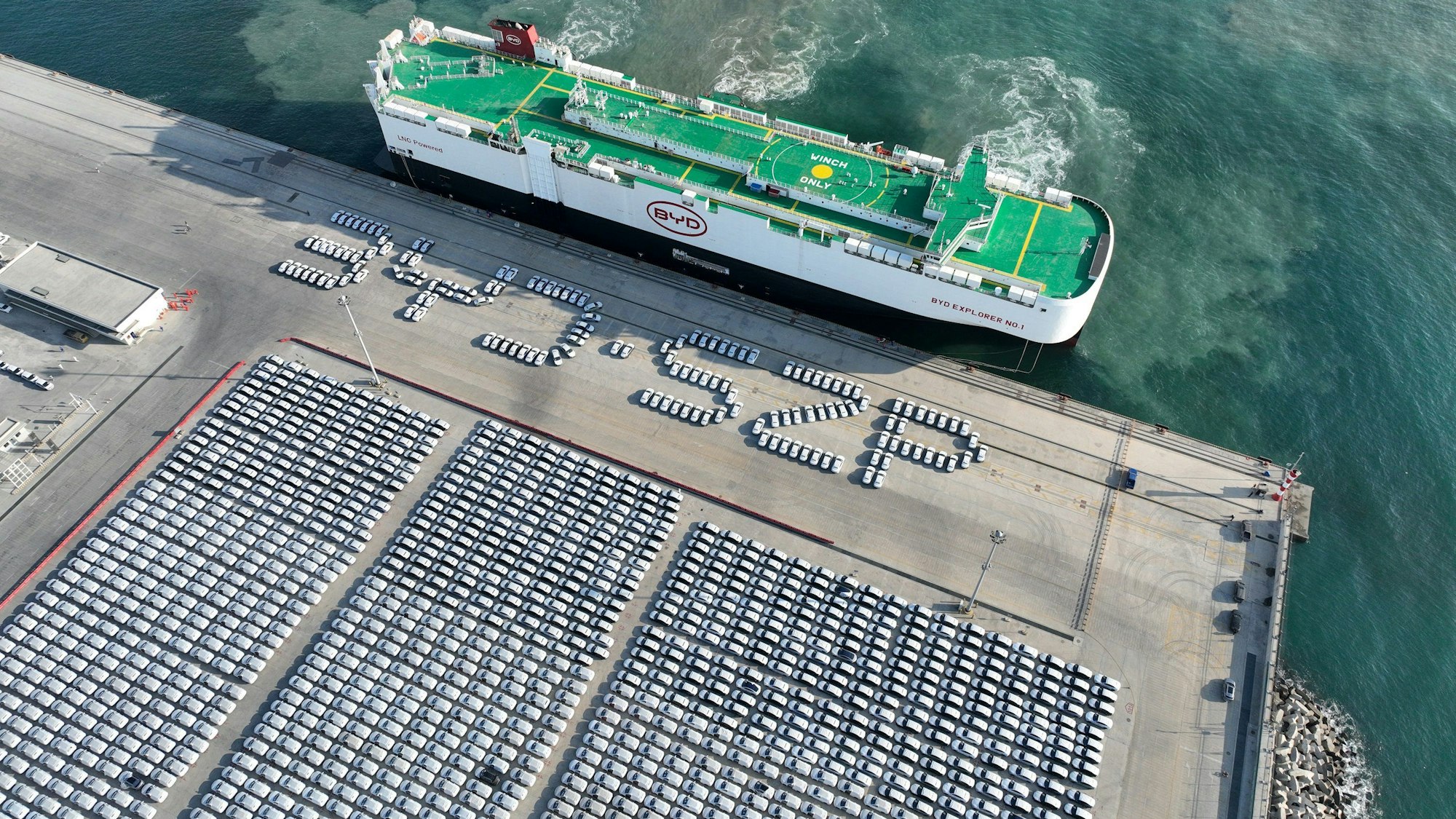 ARCHIV - 14.01.2024, China, Shenzhen: Das Fahrzeugtransportschiff «BYD Explorer NO.1» transportiert chinesische E-Autos.