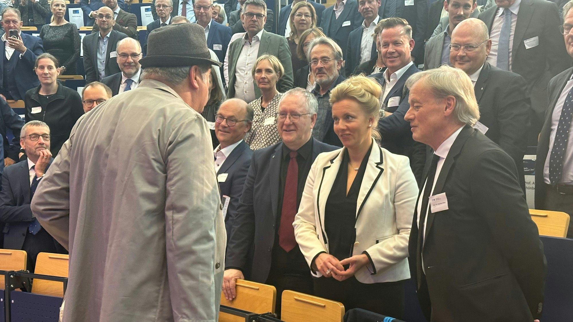 Schauspieler Tom Simon tauchte plötzlich im Saal auf und brachte die Gäste als Hausmeister zum Lachen.