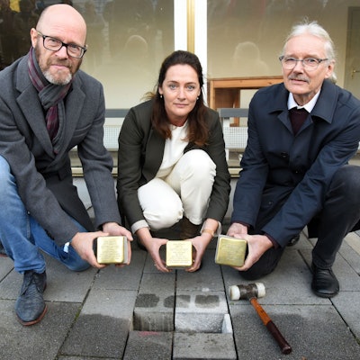 Sie haben in Waldbröl die neuen Stolpersteine ins Pflaster gebracht (von links): Frank Bohlscheid von der Oberbergischen Gesellschaft für Christlich-Jüdische Zusammenarbeit, Bürgermeisterin Larissa Weber und Pfarrer Thomas Seibel als Vertreter für die Ökumene.