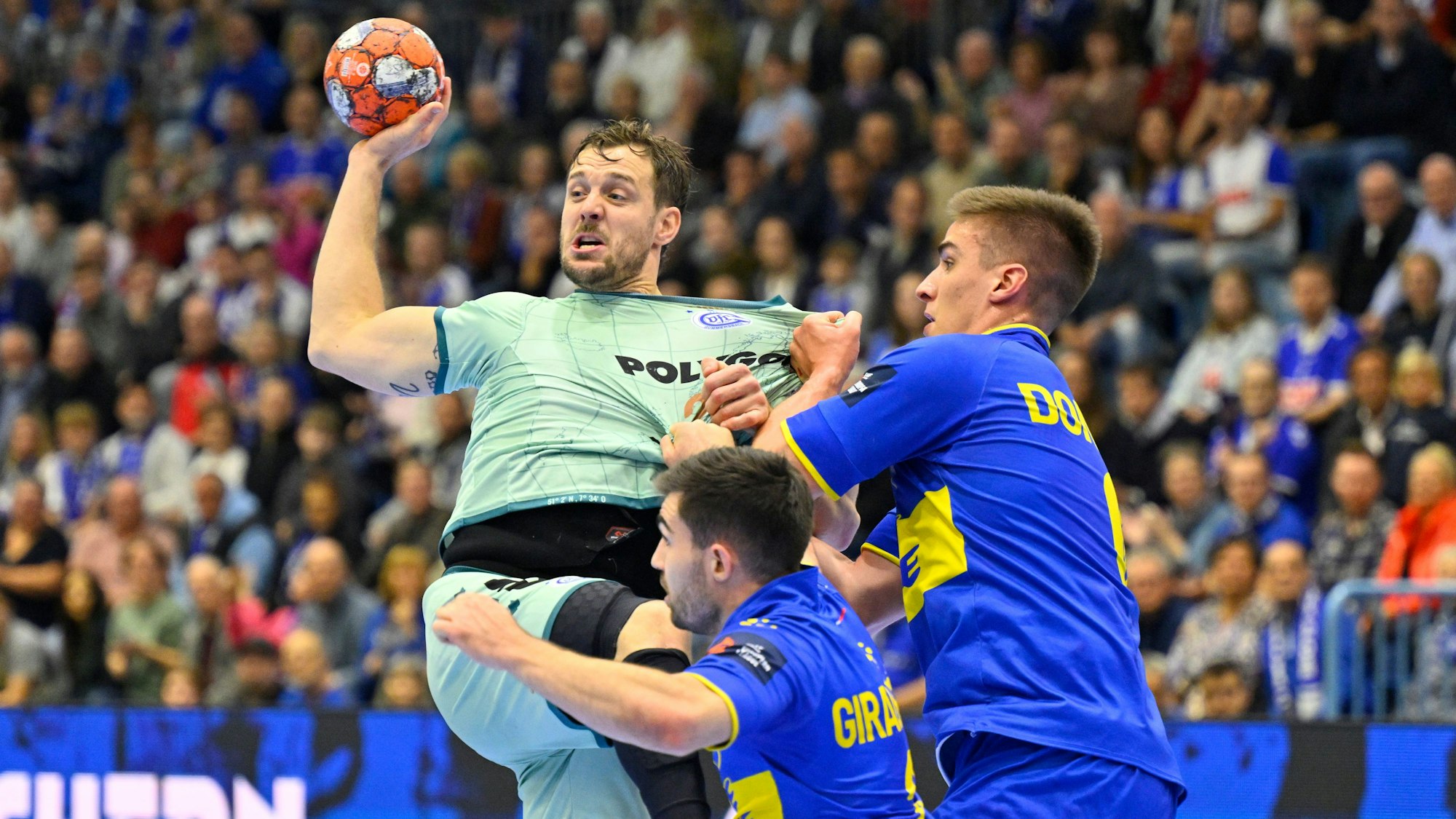 Kentin Mahe´versucht, sich gegen die Fenix-Spieler durchzusetzen.