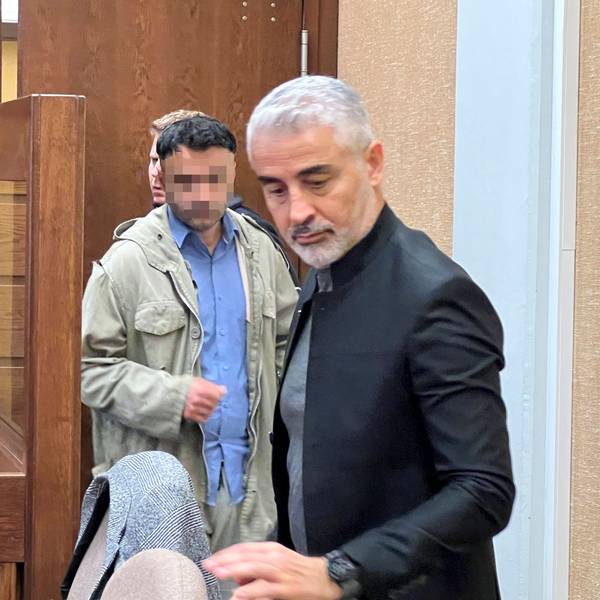 Landgericht Köln: Ein Mann soll einen anderen in Rheindorf mit fast 26 Messerstichen getötet haben. Hier wird er aus dem Keller in den Gerichtssaal geführt. Im Vordergrund: Verteidiger Mustafa Kaplan.