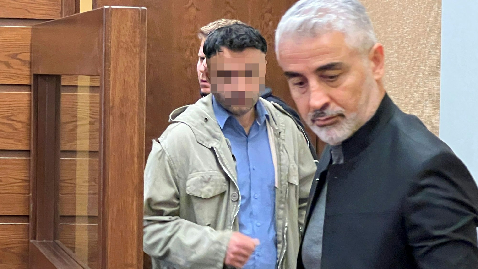 Landgericht Köln, Prozessauftakt gegen einen mutmaßlichen Messerstecher, der einen Mann in Rheindorf am 4.6.2023 mit 26 Messerstichen fast getötet hat.Mit Verteidiger Mustafa Kaplan Foto: Ralf Krieger