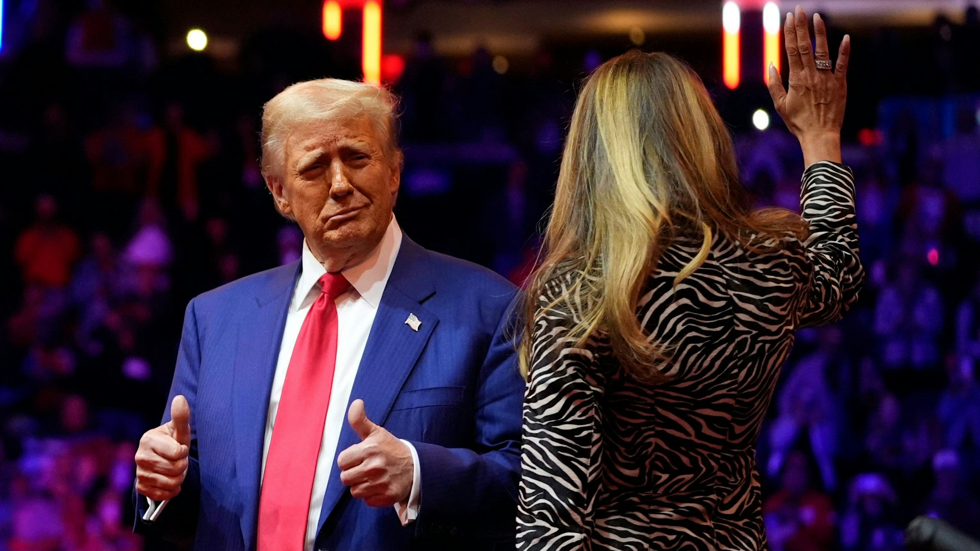 27.10.2024, USA, New York: Der republikanische US-Präsidentschaftskandidat und ehemalige US-Präsident Donald Trump und die ehemalige First Lady Melania Trump verlassen gemeinsam die Bühne während einer Wahlkampfveranstaltung im Madison Square Garden in New York. Foto: Alex Brandon/AP/dpa +++ dpa-Bildfunk +++