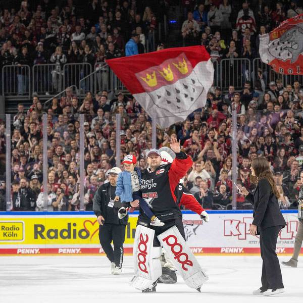 Julius Hudacek jubelt nach dem 2:1-Sieg über die Grizzlys Wolfsburg.