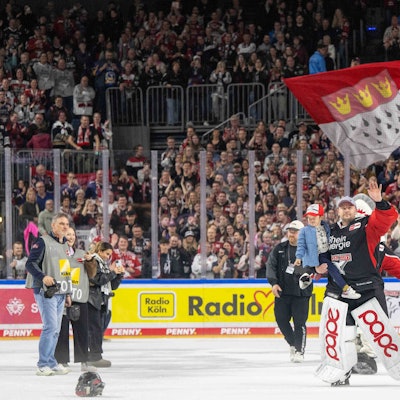 Julius Hudacek jubelt nach dem 2:1-Sieg über die Grizzlys Wolfsburg.
