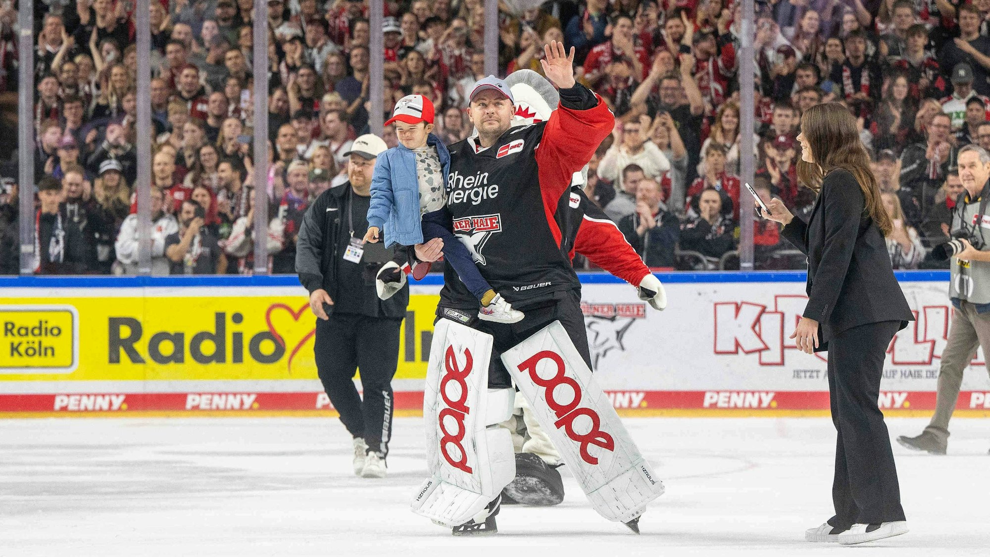 Julius Hudacek jubelt nach dem 2:1-Sieg über die Grizzlys Wolfsburg.