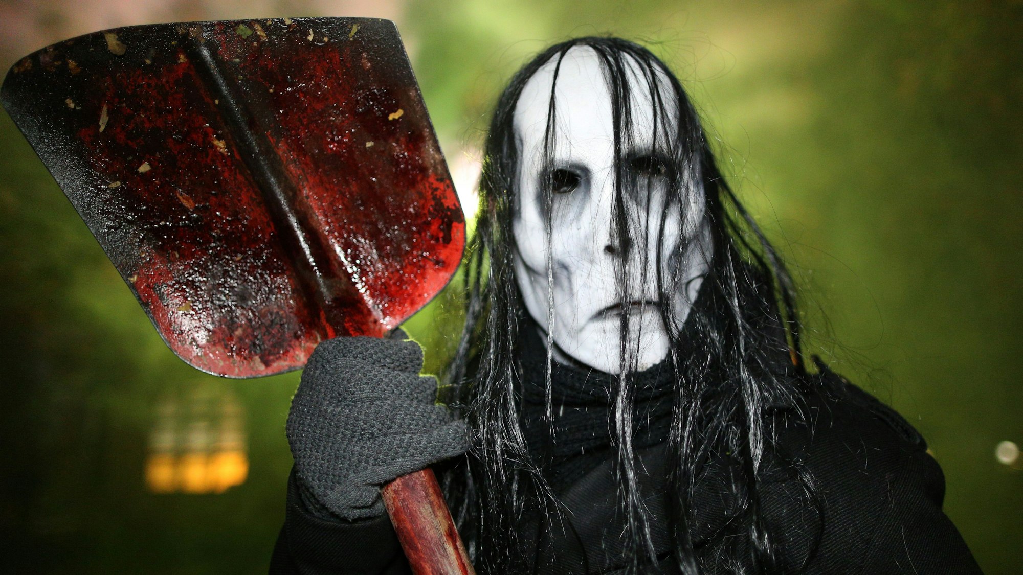 Ein Mann posiert bei seinem Einsatz als professioneller Erschrecker für das Halloween Horror Fest im Movie Park Germany in Bottrop