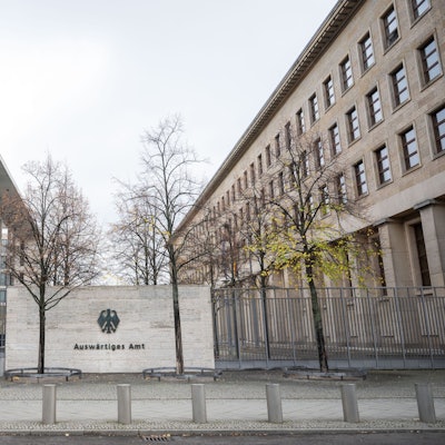 29.10.2024, Berlin: Der Bundesadler und der Schriftzug "Auswärtiges Amt" sind an einer Außenwand an einem Eingang zum Auswärtigen Amt zu sehen.