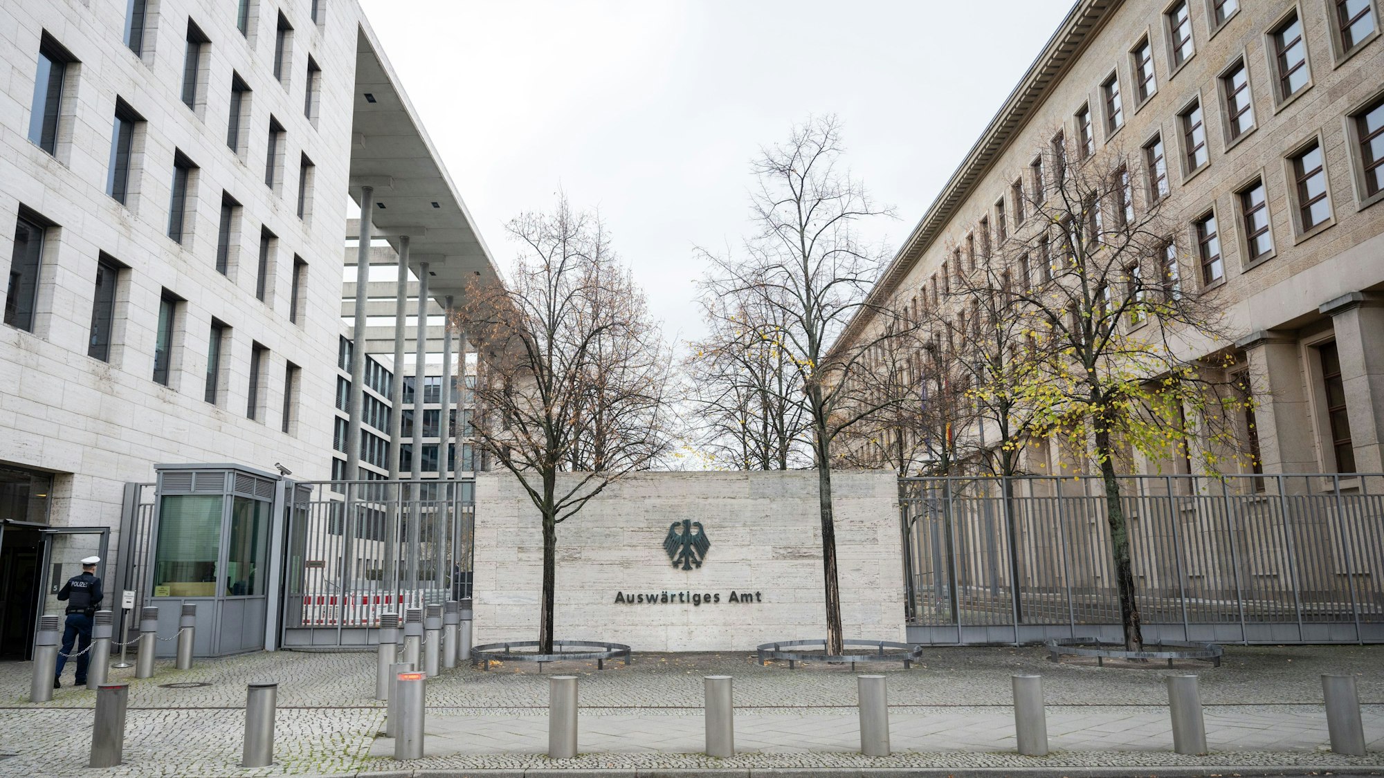 29.10.2024, Berlin: Der Bundesadler und der Schriftzug "Auswärtiges Amt" sind an einer Außenwand an einem Eingang zum Auswärtigen Amt zu sehen.