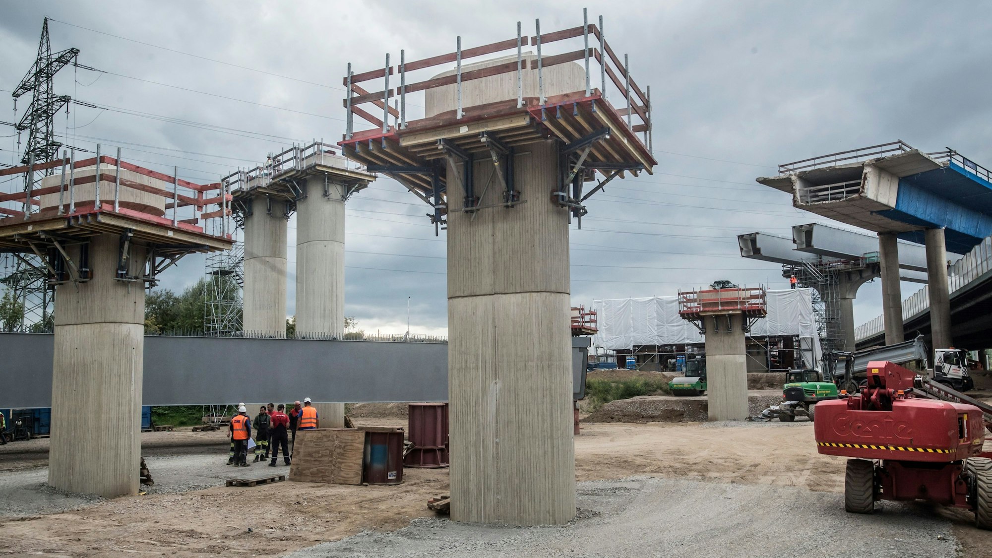 Die Autobahn GmbH arbeitet am zweiten Teil der neuen Rheinbrücke. (Archivfoto)