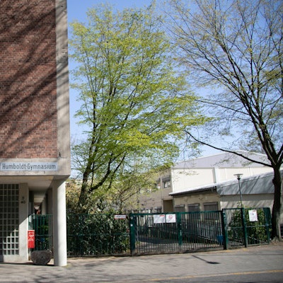 Zu sehen ist der Eingang des Kölner Humboldt-Gymnasiums.